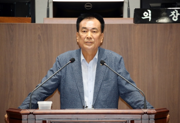 방한일 도의원이 11일 열린 제347회 임시회 2차 본회의에서 도정질문을 하고 있다.(사진=충남도의회)
