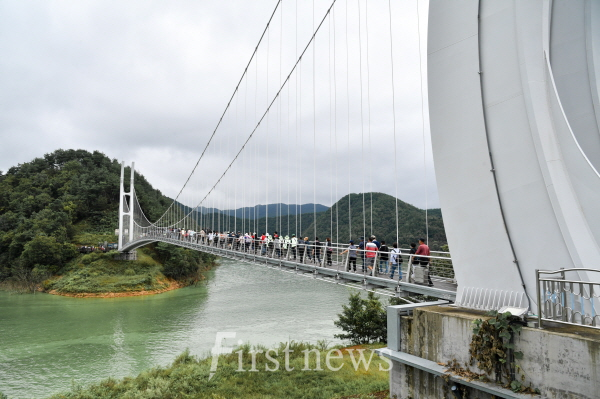 ‘영주댐’ 준공 기념 ‘건강걷기대회’ 참가자들이 용두교를 걷고 있다