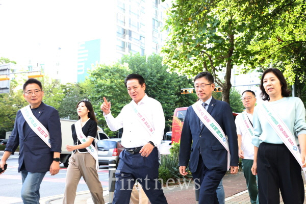 최대호 안양시장(첫번째줄 왼쪽에서 두번째)이 22일 세계 차 없는 날을 맞아 걸어서 출근하기 캠페인에 참여