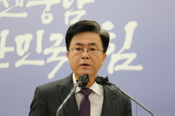 김태흠 지사가 19일 도청 프레스센터에서 긴급 지자회견을 하고 있다.(사진=김기룡 기자)