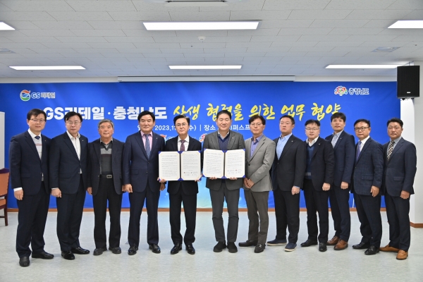 김태흠 지사가 22일 계룡에 위치한 GS리테일 자회사인 농업회사법인 퍼스프에서 허연수 GS리테일 대표이사와 상생 협력 업무협약을 체결하고 있다.(사진=충남도)