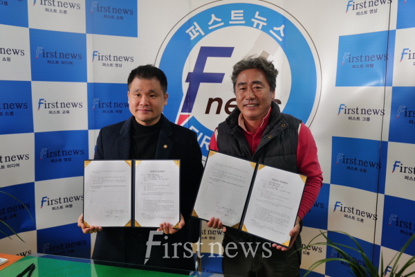 김경은 변호사와 이도연 순천의 우명 어촌계 사무총장과 자문변호사 위촉 계약식