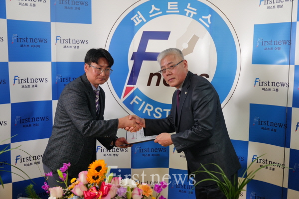 사진왼쪽=이병수 국장 진급 위촉