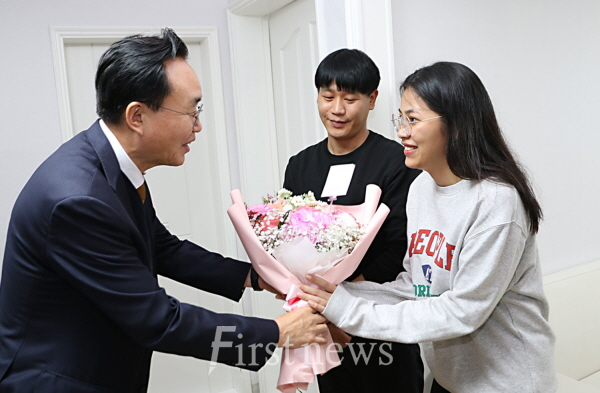 윤병태 나주시장, 청년임대주택 입주가정 방문 축하