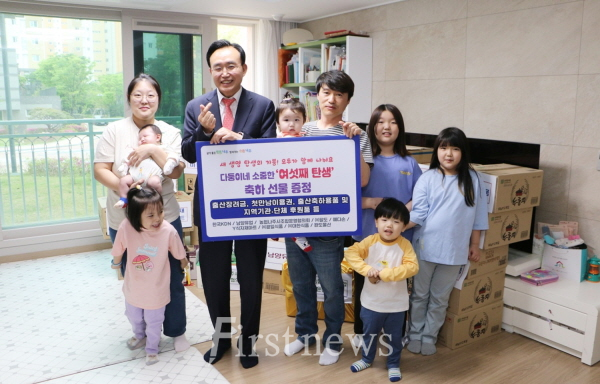 윤병태 나주시장, 여섯째 출산 다둥이가정 축하 선물 전달