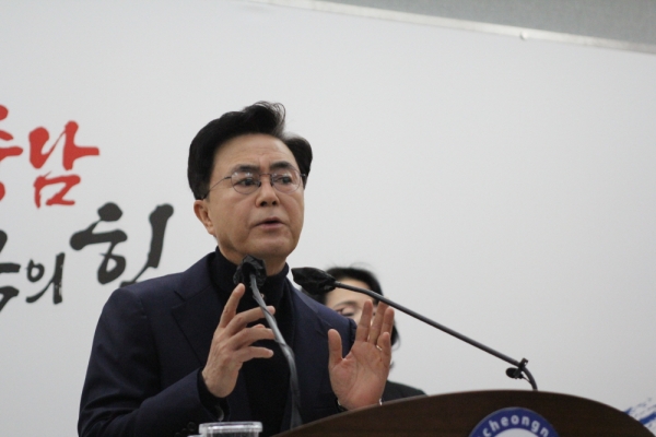 김태흠 지사가 30일 도청 프레스센터에서 기자 브리핑을 하고 있다.(사진=김기룡 기자)