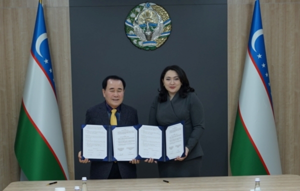 충남교육청이 19일 우즈베키스탄과 상호 교육 협력을 위한 업무협약을 체결하고 있다. 좌로부터 김지철 충남교육감, 힐룰라 우마로바 우즈베키스탄 유아일반교육부장관(사진=충남교육청)