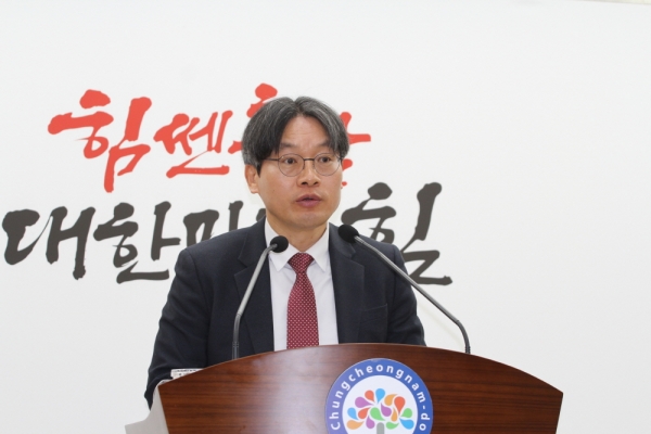 구상 기후환경국장이 21일 도청 프레스센터에서 기자회견을 열고 메탄 감축 추진 전략을 발표하고 있다.(사진=김기룡 기자)
