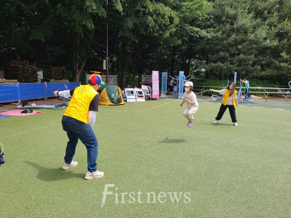 지난해 5월 성남 수진공원에서 진행한 제1회 놀잇감 만들어 놀기 팝업놀이터 때 긴줄넘기 모습 사진