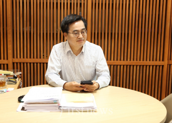 김동연 경기도지사가 The 경기패스 카드 신청을 직접 시연하며 홍보하고 있다.