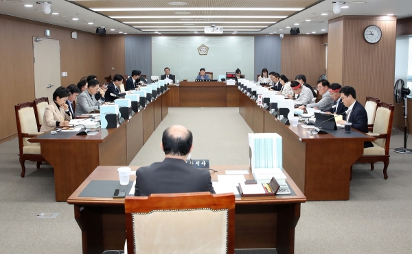 충남도의회 예결특위가 22일 도가 제출한 제1회 추가경정예산안을 심사하고 있다.(사진=충남도의회)
