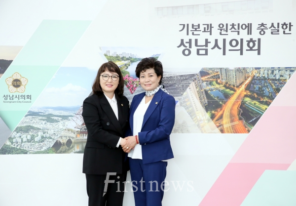 성남시의회 박은미 부의장과 민영미 시의원 환영식 사진