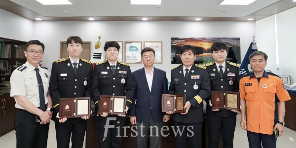 '성호시장 화재 진압 성남소방서 공무원 유공자 표창 수여식 단체사진'