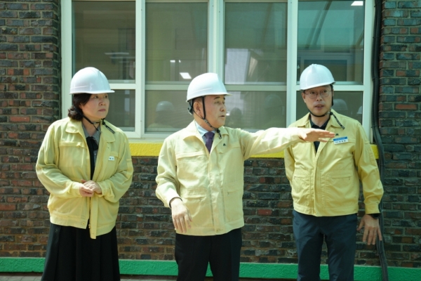 2일 김지철교육감이 민간합동점검단과 천안 신방초등학교 내 교사동(샌드위치패널)과 시설물에 대해 안전점검을 하고 있다.(사진=충남교육청)