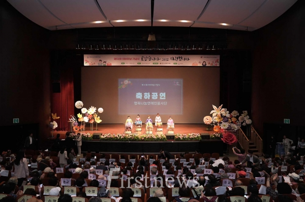"작년 제51회 어버이날 기념식 고맙습니다 그리고 사랑합니다." 행사 사진