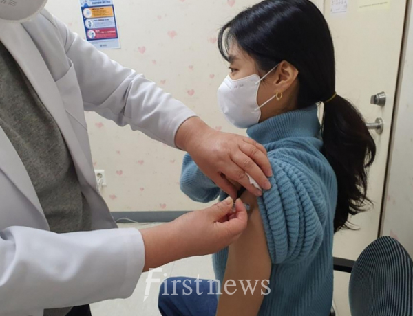 한 시민이 독감백신을 무료 접종하고 있다.