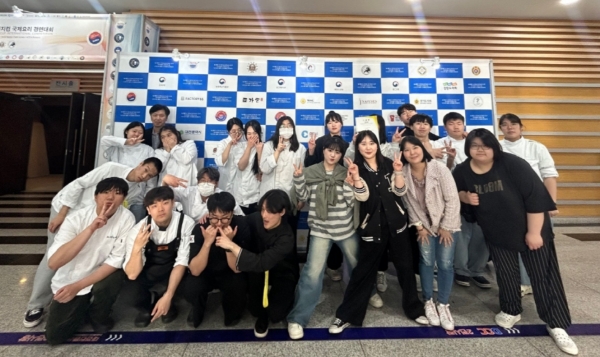 대전 컨벤션센터에서 열린 ‘2024 대한민국 챌린지컵 국제요리 경연대회’에 참가한 충남도립대학교 호텔조리제빵학과 학생선수들.(사진=충남도립대)