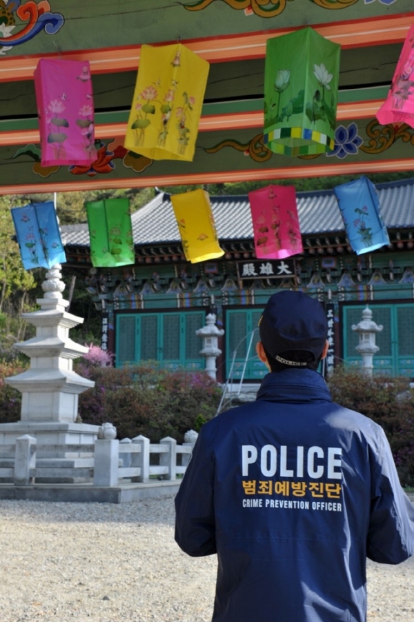 충남경찰청 소속 경찰관이 사찰을 방문해 CCTV 방범시설물 이상 유무를 점검하고 있다.(사진=충남경찰청)
