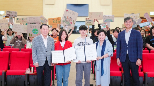 11일 열린 ‘2024년 충남학생생태시민위원회, 생태문명 학생기자단’ 발대식 장면. 좌측부터 김지철 교육감, 지온우, 김형진 충남학생생태시민위원회 / 생태문명 학생기자단 대표, 신경희 교육국장, 오동규 미래인재과장(사진=충남교육청)