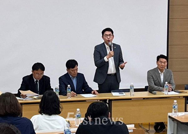 문승호 경기도의원이 지난 13일, 성남 고등지구 내 중학교 설립에 대한 학부모와의 간담회를 하고 있다.