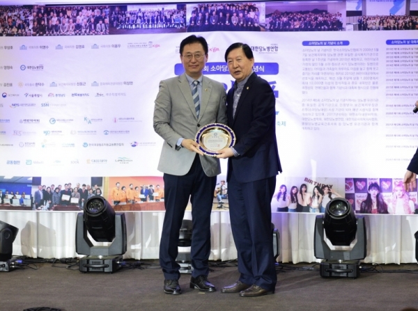 김선태 충남도의원이 제15회 「소아당뇨의 날 기념식」에서 제6회 ‘당뇨병 의정대상’을 수상하고 있다.(사진=김선태 도의원)