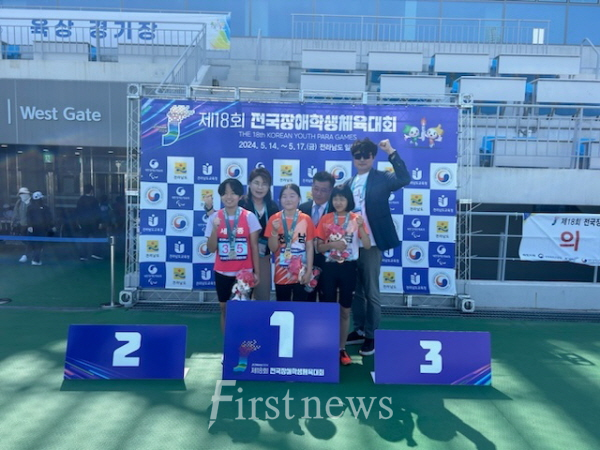 대회 3관왕에 오는 국사랑선수 메달수여모습