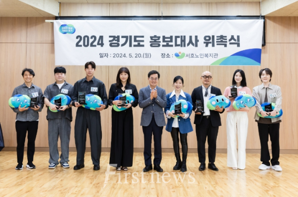 김동연 경기도지사가 20일, 서호노인복지관에서 열린 어르신 사랑 나눔 배식 봉사(경기도 홍보대사와 함께 하는)에서 경기도 홍보대사 위촉패 수여를 마치고 기념촬영을 하고 있다.