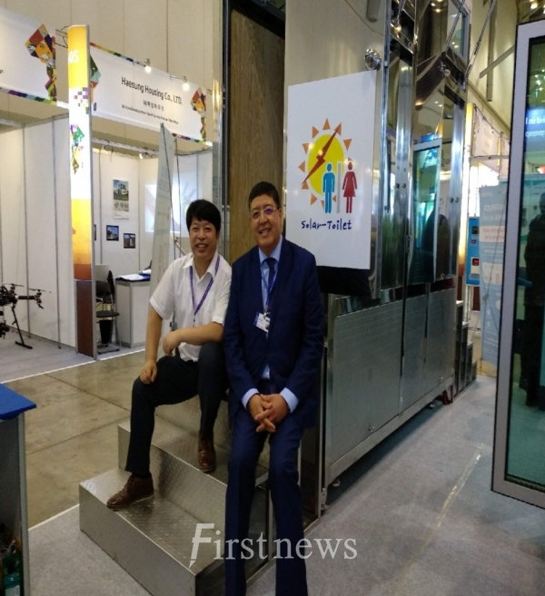 아프리카개발은행 주관 전시회에 출품된 솔라 토일렛