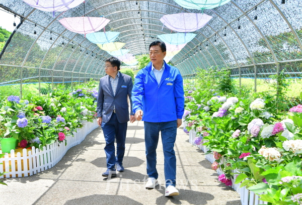 김한종 장성군수가 길동무 꽃길축제가 열리는 황룡강 일원을 점검