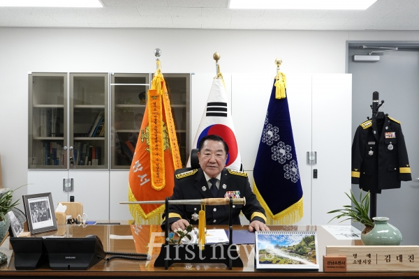 성남문화원 김대진 원장이 1일 명예소방서장으로 위촉된 후 업무하는 모습을 기념사진 촬영을 하고 있다.