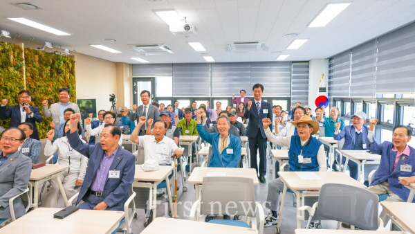 광산시민연대 월례강좌에서 강연한 박균택 국회의원 당선인이 박병규 광산구청장과 광산시민연대