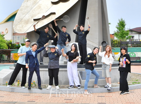 더본외식산업개발원 장성센터가 들어서는 옛 노인회관 앞에서 포즈를 취한 청년 쉐프