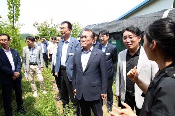 충남도의회 복지환경위원회가 14일 예산군에 소재한 충남야생동물구조센터를 방문해 운영 현황 등을 보고 받고, 현장을 점검하고 있다.(사진=충남도의회)