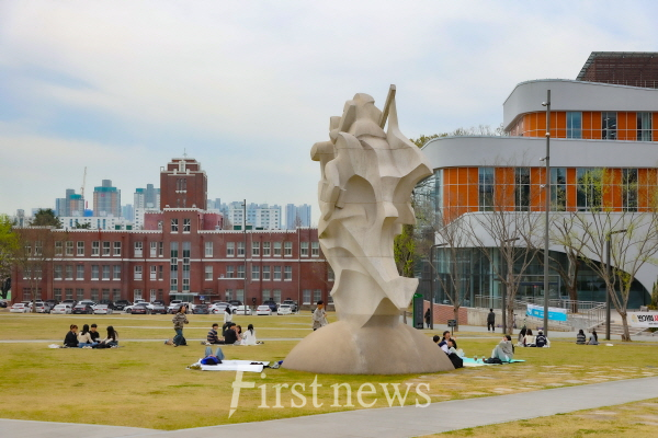 전남대학교  5.18 광장 조형물과 구 본부, 정보마루