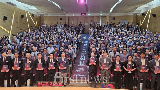 민주평통 경기지역회의가 주관한 신규자문위원 연수가 10일 경기도 광주시청 수어장대홀에서 열렸다. 이날 참가자들이 일제히 일어나 퍼포먼스를 펼쳐보이고 있다. 민주평통경기지역회의