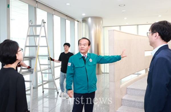 성남시의회 이덕수 의장이 시의회 2층 본회의장 에너지 절약 및 탄소 배출 절감 위한 점검을 하고 있다.