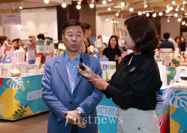 신상진 성남시장이 판교 현대백화점 이벤트홀에서 진행 중인 '남다른 상점' 행사장에 방문해 인터뷰를 하고 있다.