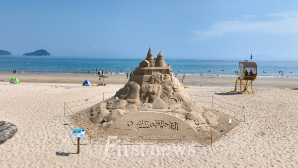 완도 신지 명사십리에 조성된 모래조각 작품