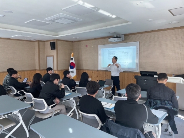 저경력 공사감독자 기술행정 지원 장면.(사진=충남교육청)