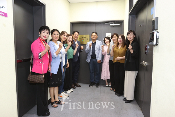 안양시 지난 20일 16시 주식회사 캐어유에서 안양형 여성친화기업 현판식 개최