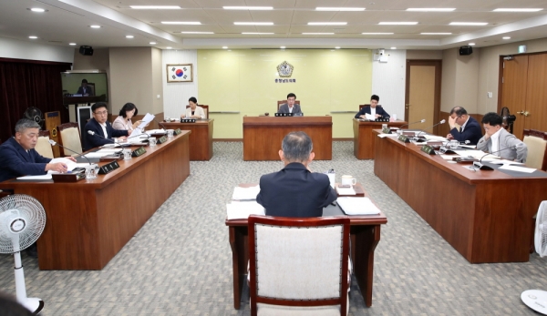 행문위가 3일 제355회 임시회 제2차 회의에서 문화체육관광국 소관 동의안 10건을 심사하고 있다.(사진=충남도의회)