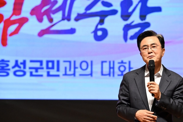 김태흠 지사가 5일 홍성군을 찾아 도민들과의 대화를 하고 있다.(사진=충남도)