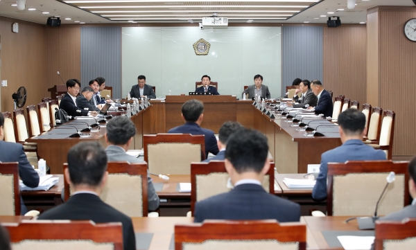 충남도의회 충남신용보증재단 이사장 후보자 인사청문특별위원회가 30일 제2차 회의를 열고 있다. (사진=충남도의회)