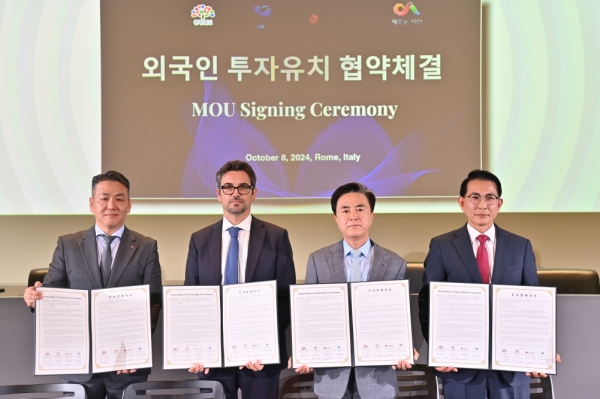 김태흠 지사가 8일 이탈리아 로마에서 스테파노 발리스타 에니 라이브 CEO, 이종호 LG화학 유럽법인 대표, 이완섭 서산시장과 투자협약(MOU)을 체결하고 있다.(사진=충남도)