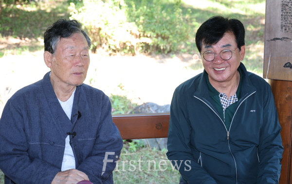 사진왼쪽부터=한승원작가와 김성 장흥군수