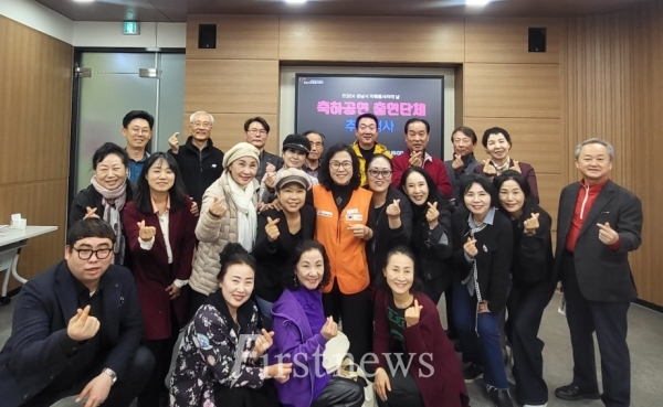 "12월5일 자원봉사자의 날 축하공연 출연단체 추첨행사 후" 기념촬영