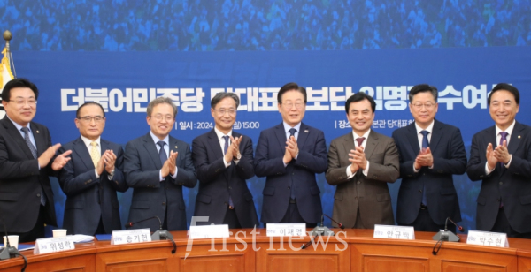 안태준 국회의원이 11일, 이재명 당대표 특보단에 임명된 후 기념촬영을 하고 있다.