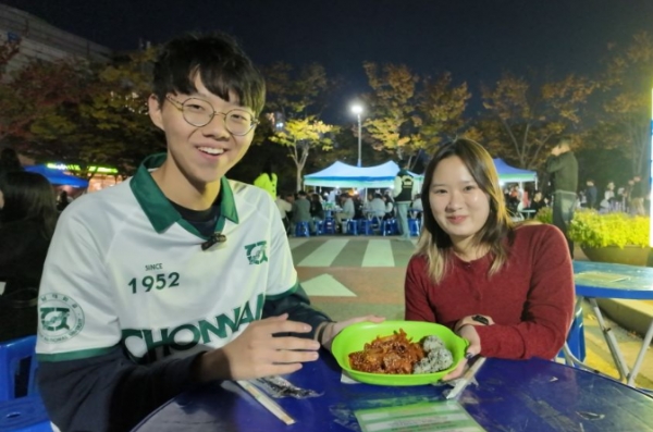 사진 : 용봉대동풀이 당시 다회용품을 사용하는 학생들