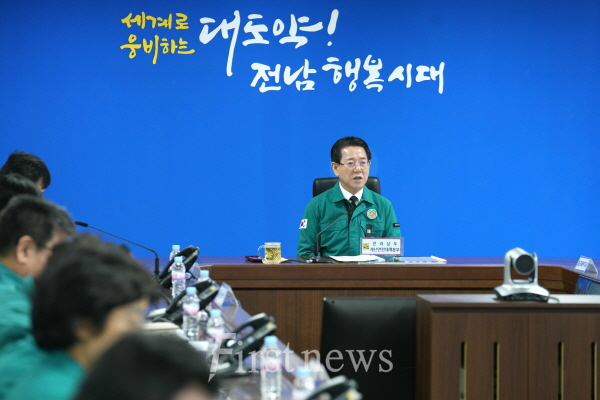 김영록 전라남도지사가 1일 오전 도청 재난종합상황실에서 제주항공 여객기 사고 대책회의를 주재