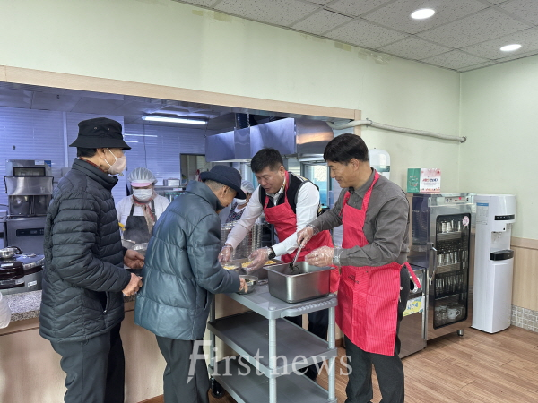 .강진읍장_취임 후 첫 걸음 떡국 나눔 봉사